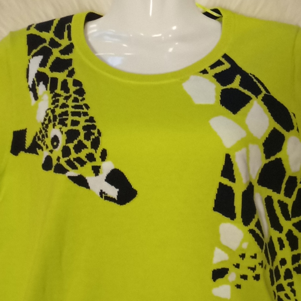 Crown & Ivy ๐ฆ Giraffe Print Sweater - Picture 11 of 12